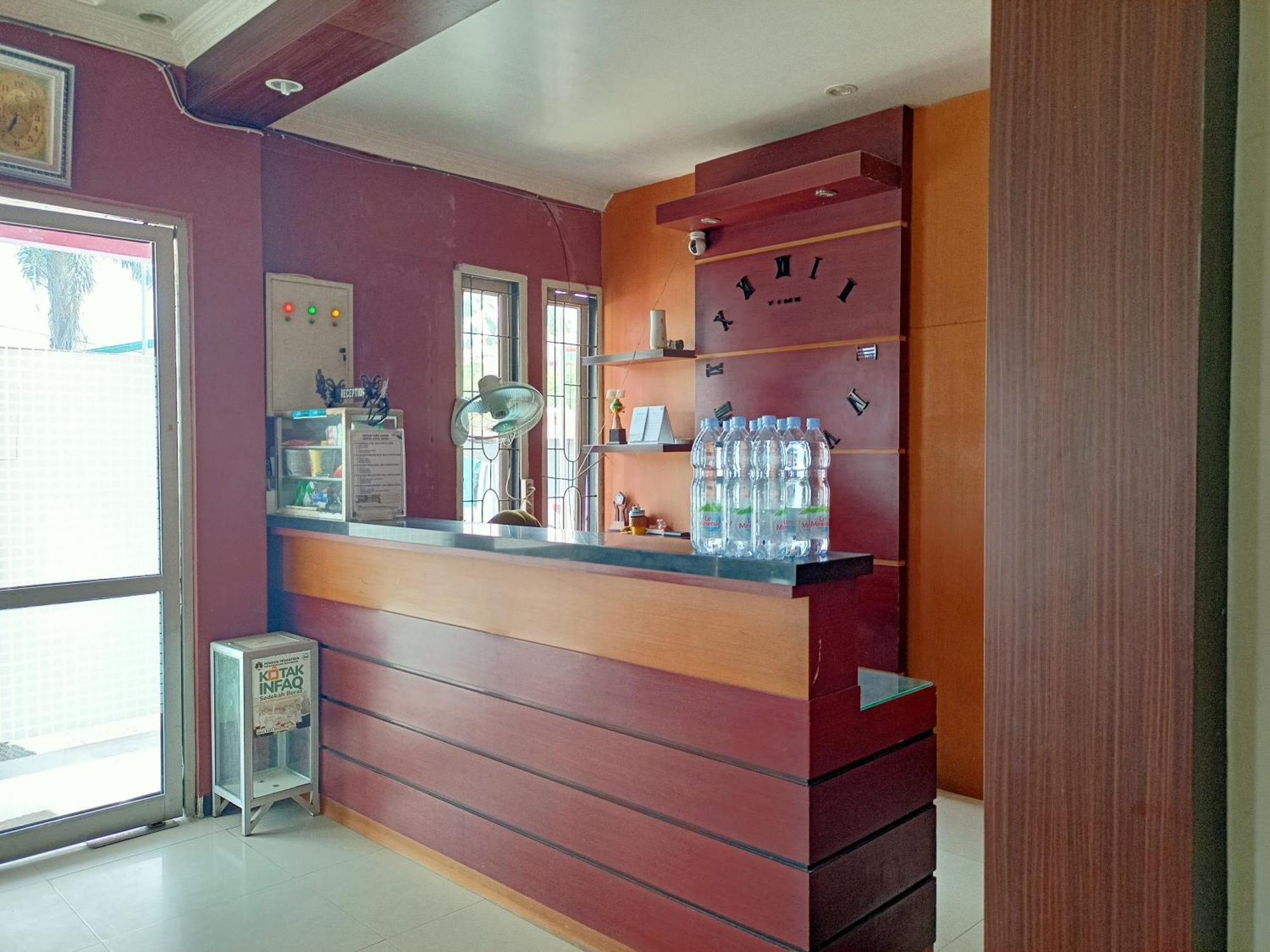 Oyo 92098 Kost Orange Syariah Hotel 2*